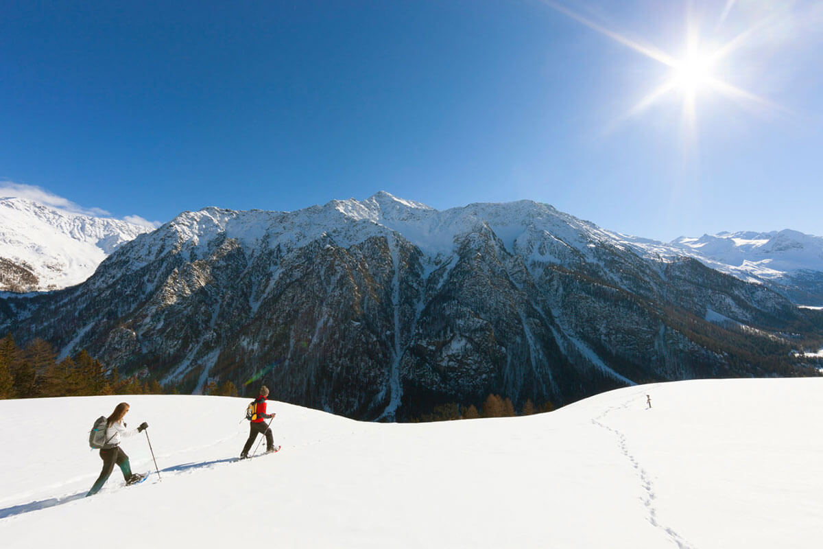 Schneeschuhwanderer im Tiefschnee