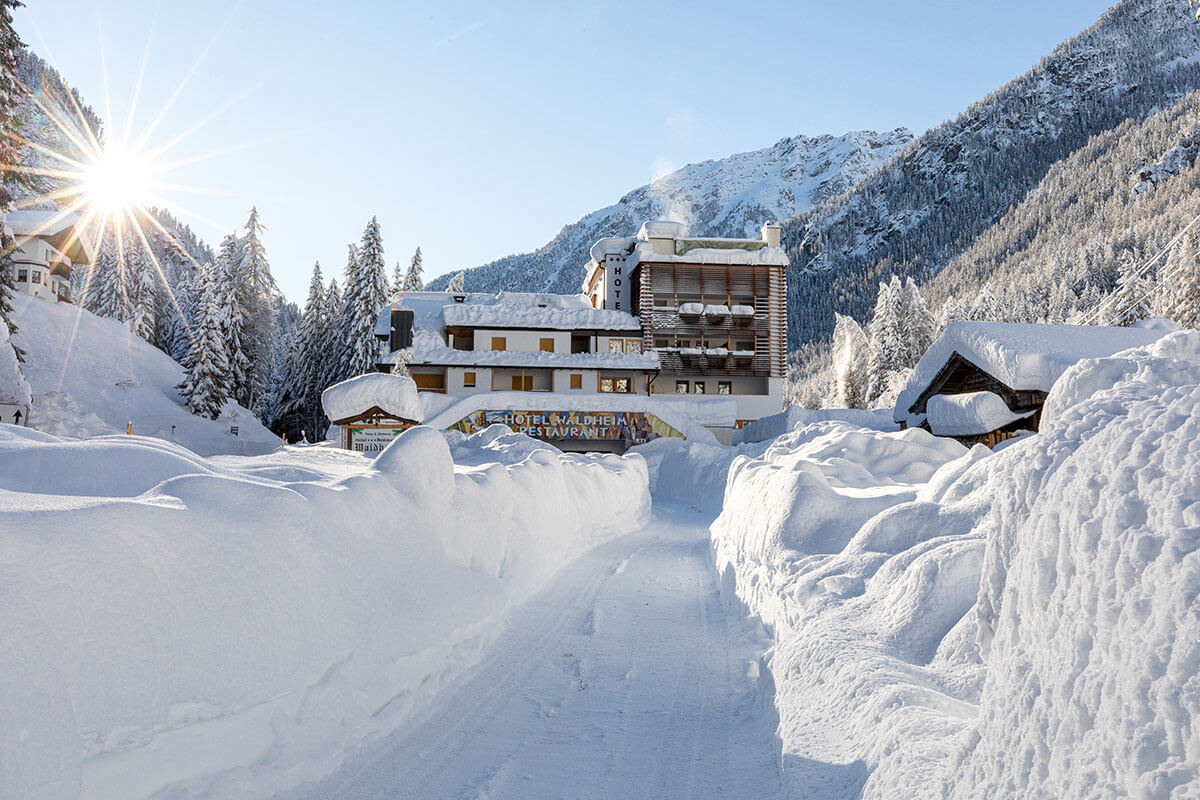 Hotel Waldheim mit Winterkulisse