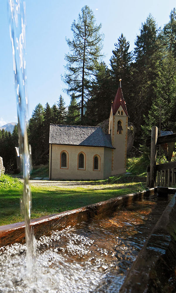 Kirche Maria Schmelz - im Vordergrund fließendes Wasser - Hotel Restaurant Waldheim
