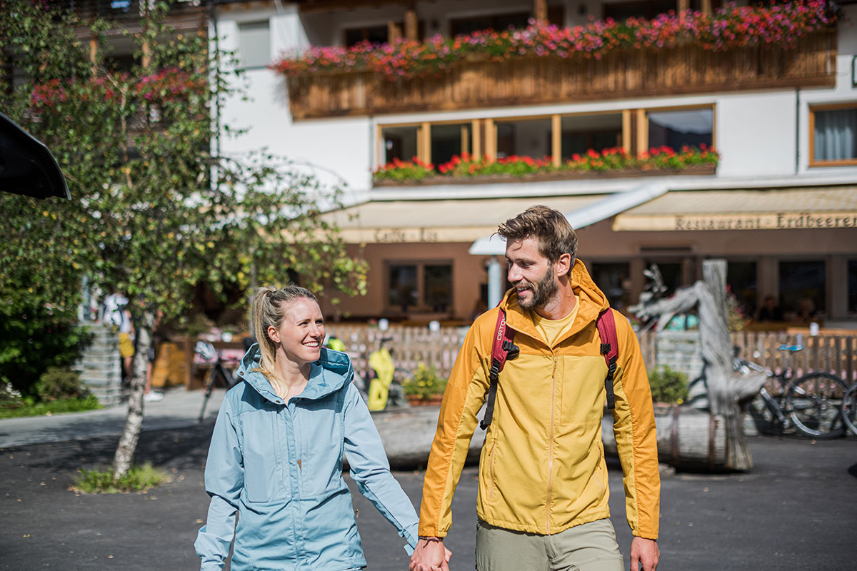 Sportler - Mann & Frau Hand in Hand vor dem Hotel - Hotel Restaurant Waldheim