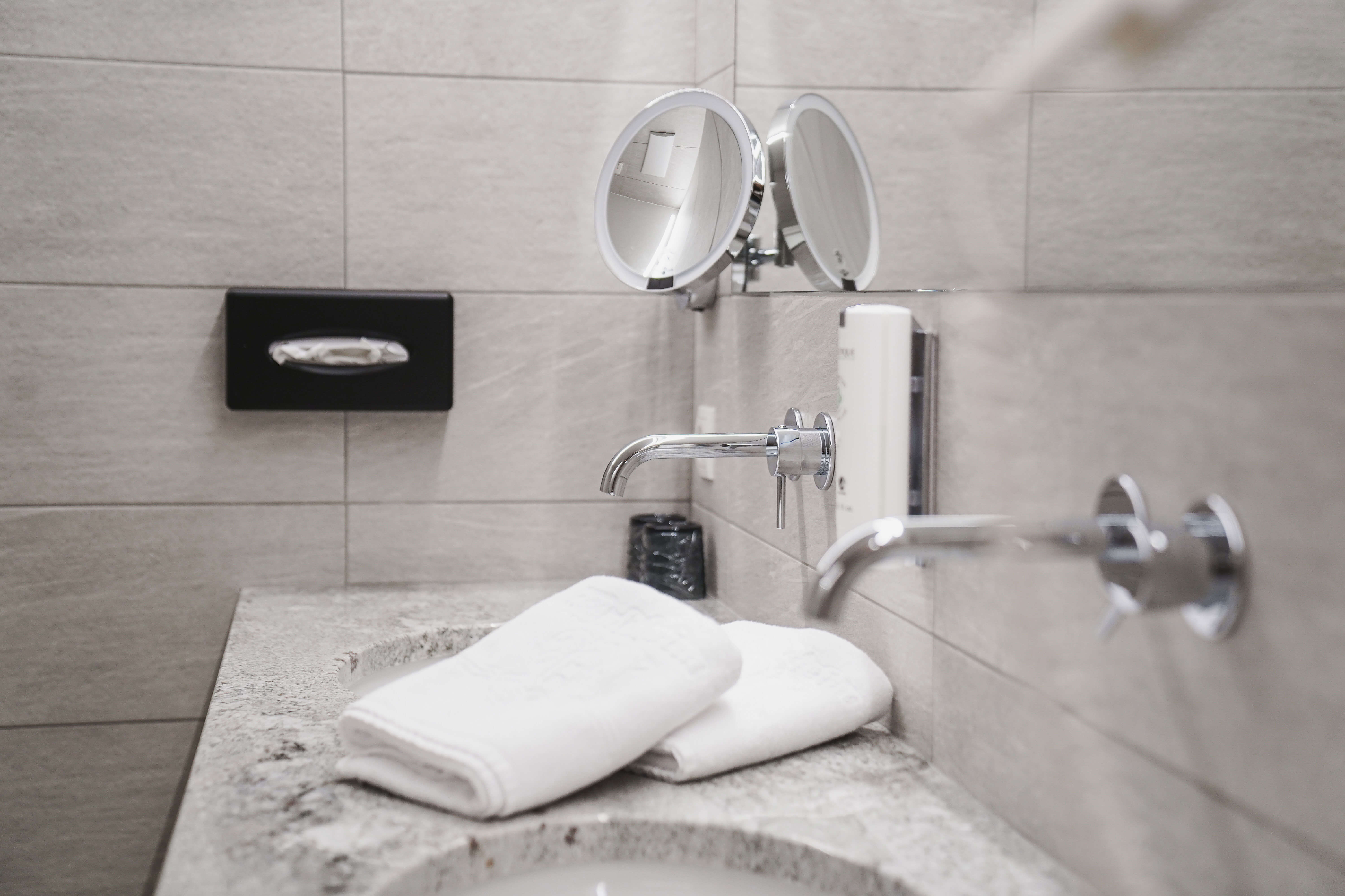 Zimmer Cevadale-Superior - Badezimmer Detailaufnahme Kosmetikspiegel - Hotel Restaurant Waldheim