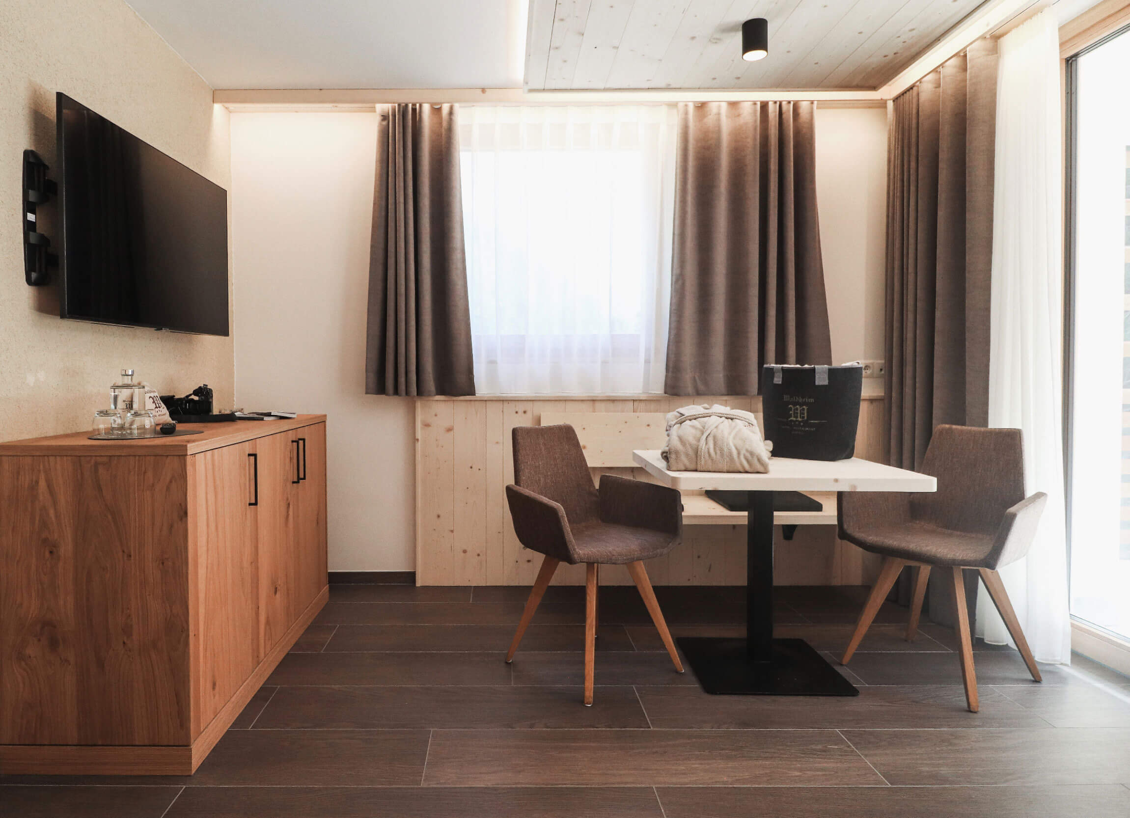 Zimmer Cevadale-Superior - Sitzecke Innenansicht - Hotel Restaurant Waldheim