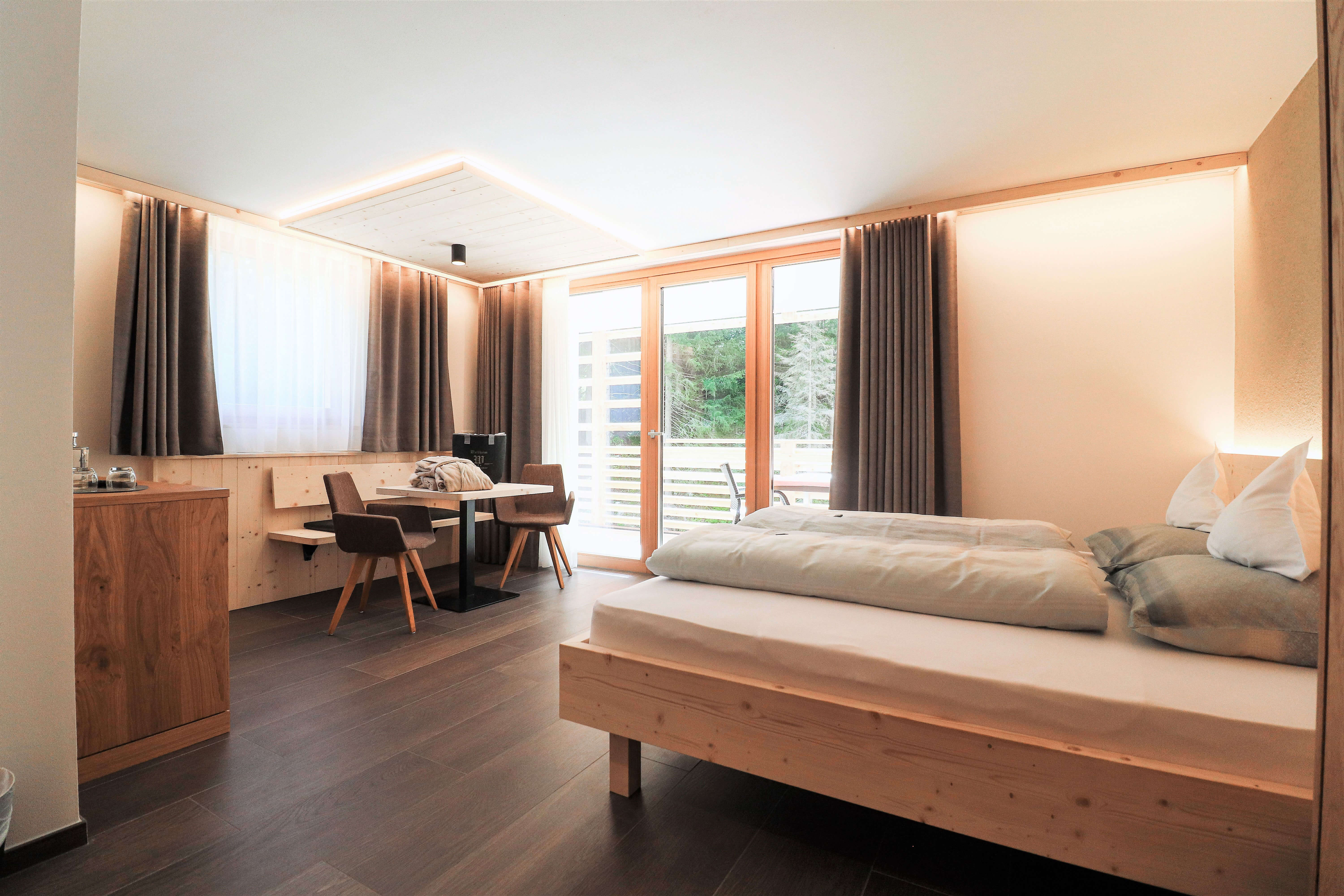 Unsere Zimmer - Innenansicht mit Bett & Sitzecke - Hotel Restaurant Waldheim